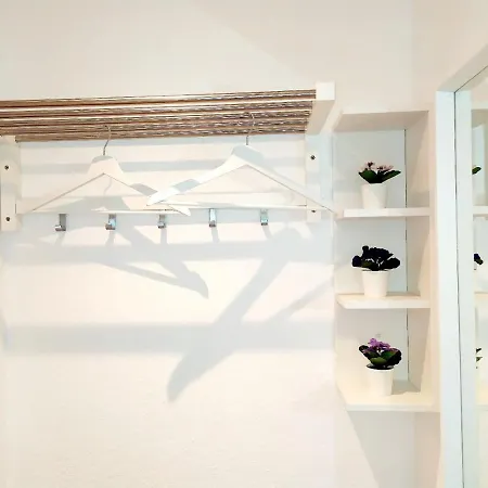 Helles Mit Balkon Am Grossen Garten Nahe Stadtzentrum