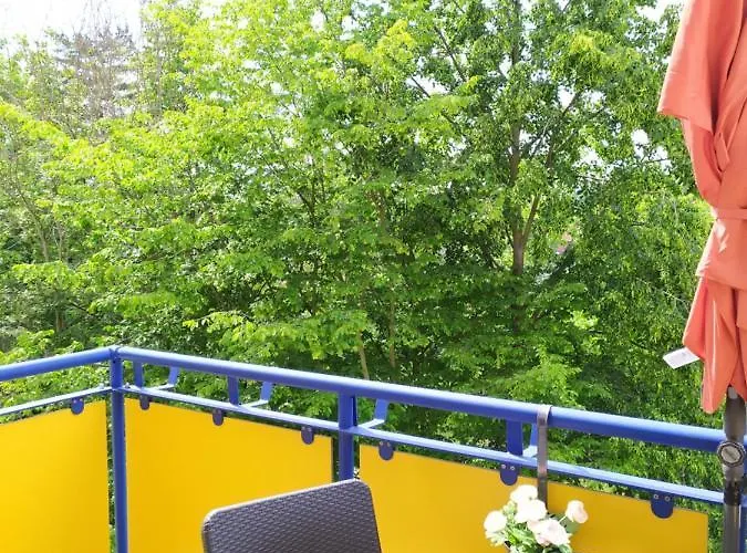 Helles Mit Balkon Am Grossen Garten Nahe Stadtzentrum