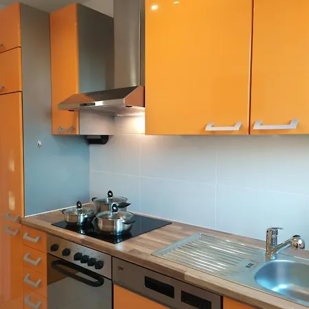 Helles Mit Balkon Am Großen Garten Nahe Stadtzentrum