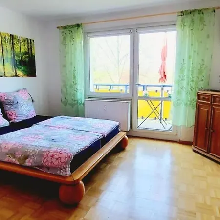 Apartment Helles Mit Balkon Am Großen Garten Nahe Stadtzentrum