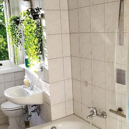 Helles Mit Balkon Am Grossen Garten Nahe Stadtzentrum Lägenhet