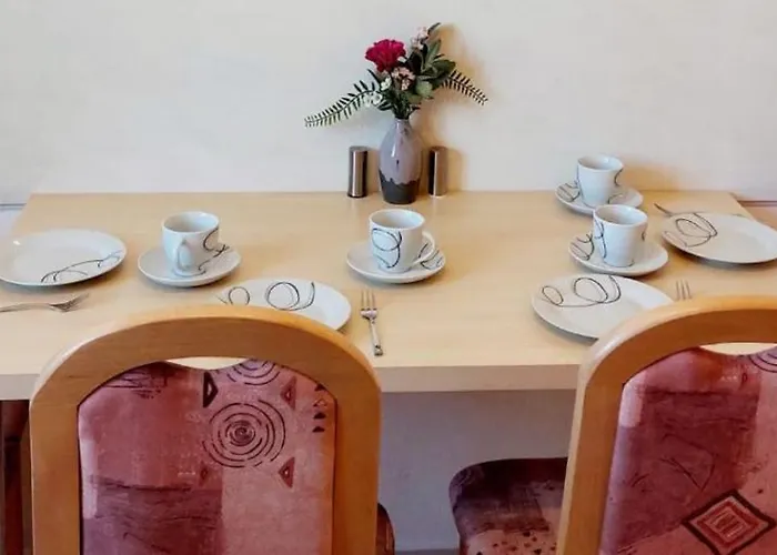 Helles Mit Balkon Am Grossen Garten Nahe Stadtzentrum Daire