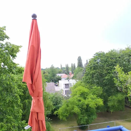 Apartman Helles Mit Balkon Am Grossen Garten Nahe Stadtzentrum