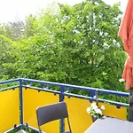 Helles Mit Balkon Am Grossen Garten Nahe Stadtzentrum