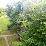 Helles Mit Balkon Am Grossen Garten Nahe Stadtzentrum