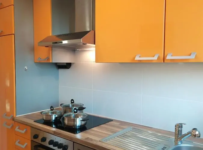 Helles Mit Balkon Am Grossen Garten Nahe Stadtzentrum